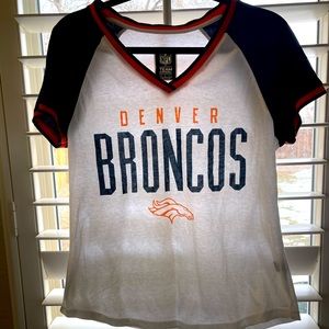 NFL Team Broncos VNeck White Tshirt w Navy blue sleeves/orange edge, Size L